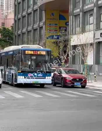 公交车大幅避孕套广告